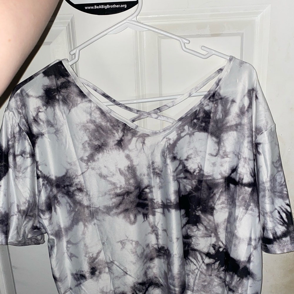 Cropped t shirt with cross cross pattern in back